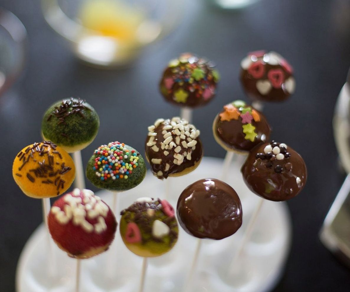 Vitrina llena de chocolates y golosinas artesanales